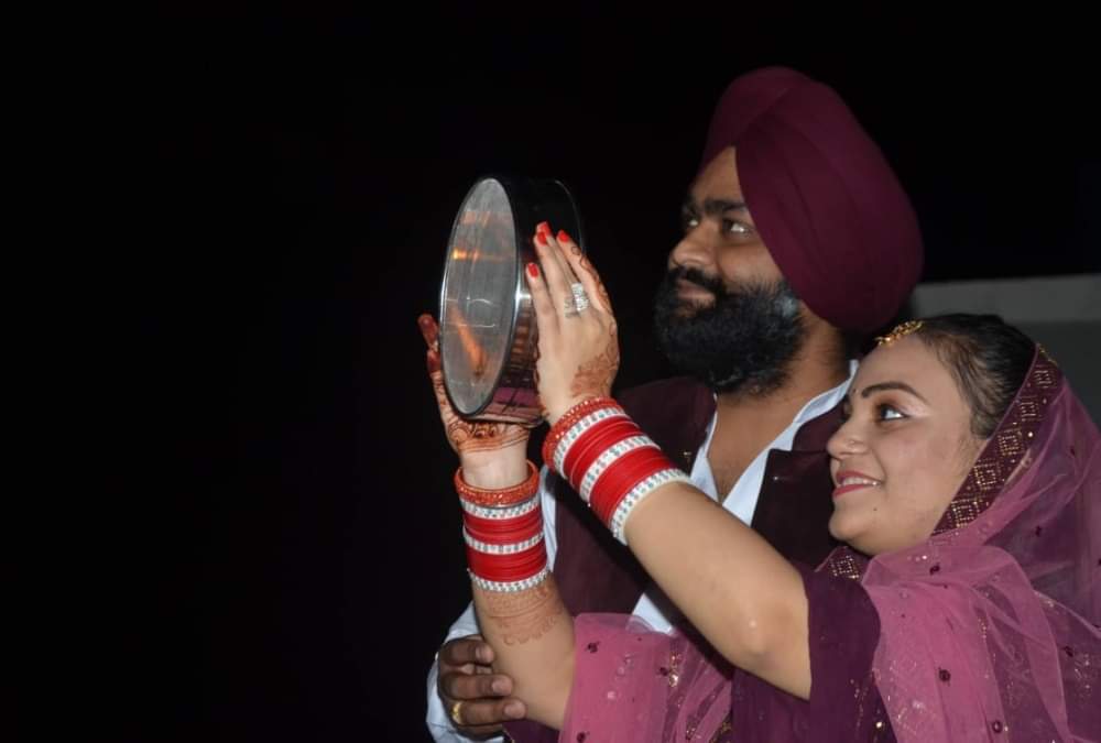 Karwa Chauth 2021: Married women celebrate Karwa Chauth after see moon in Uttarakhand Photos