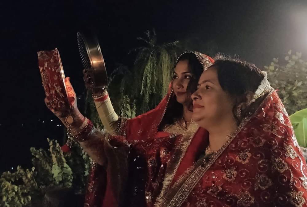 Karwa Chauth 2021: Married women celebrate Karwa Chauth after see moon in Uttarakhand Photos