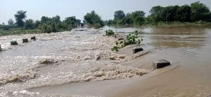 खतरे के निशान से ऊपर बहती बहगुल।