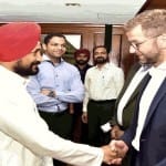 उद्योगपतियों से मिलते पंजाब के सीएम चरणजीत चन्नी।