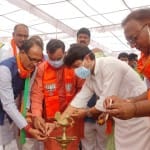 खंडवा में भाजपा प्रत्याशी के लिए प्रचार करने पहुंचे मुख्यमंत्री शिवराज सिंह चौहान और ज्योतिरादित्य सिंधिया।