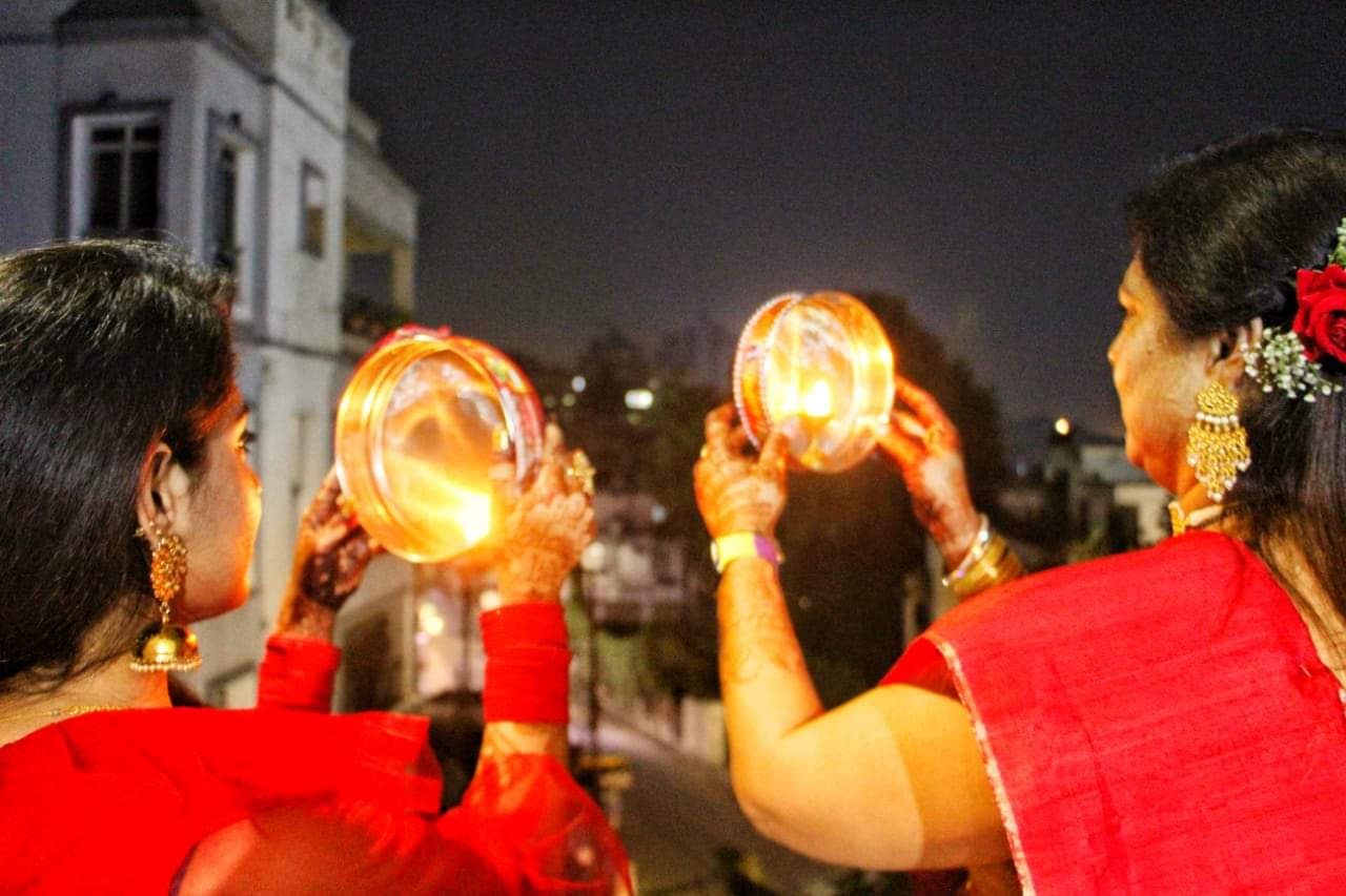 Karwa Chauth 2021 married women celebrate karwa chauth after see moon in kashi varanasi photos