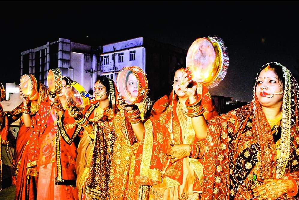 Karwa Chauth 2021 married women celebrate karwa chauth after see moon in kashi varanasi photos