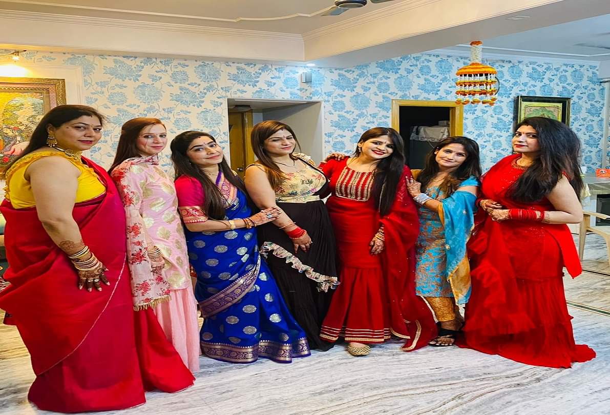 Karwa Chauth 2021 married women celebrate karwa chauth after see moon in kashi varanasi photos