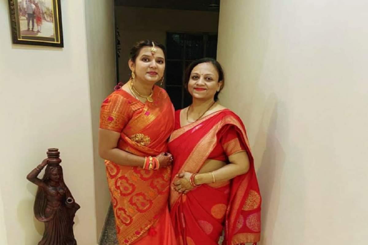 Karwa Chauth 2021 married women celebrate karwa chauth after see moon in kashi varanasi photos