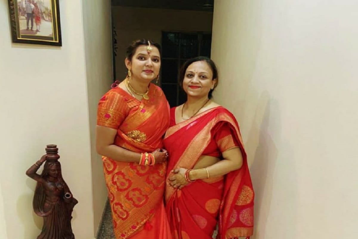 Karwa Chauth 2021 married women celebrate karwa chauth after see moon in kashi varanasi photos