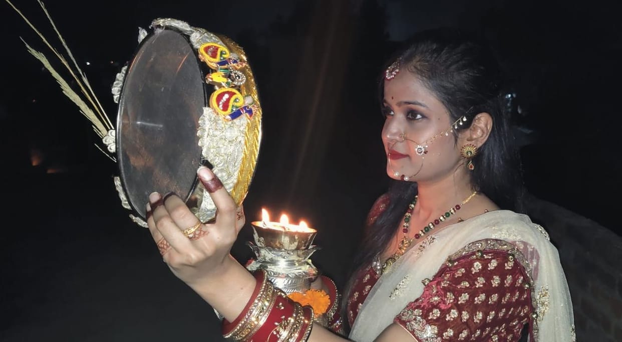 Keeping the fast of Karva Chauth, sought the long life of the husband
