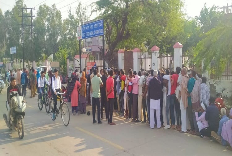 Farmers queue up for fertilizer in Charkhi Dadri at three o clock in the morning