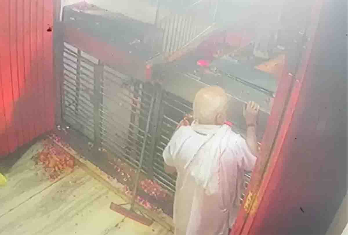 Kanpur: Panki Mahant accuses priest of withdrawing money from donation box, video goes viral