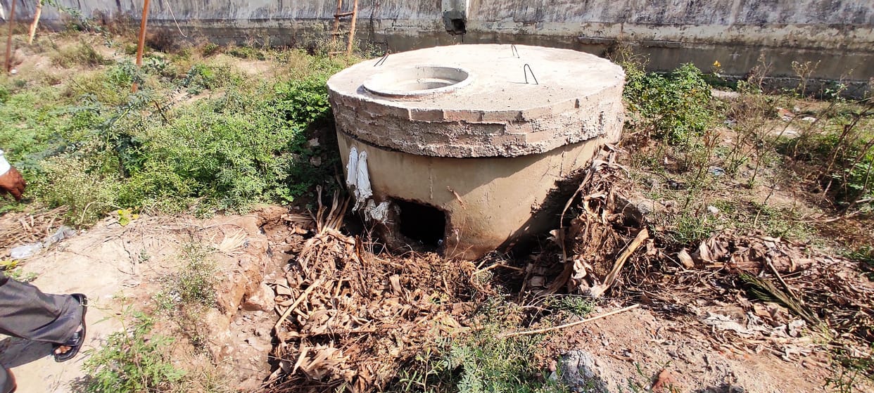 Sewer water left in the pipeline of Amrut scheme, jam due to siltation
