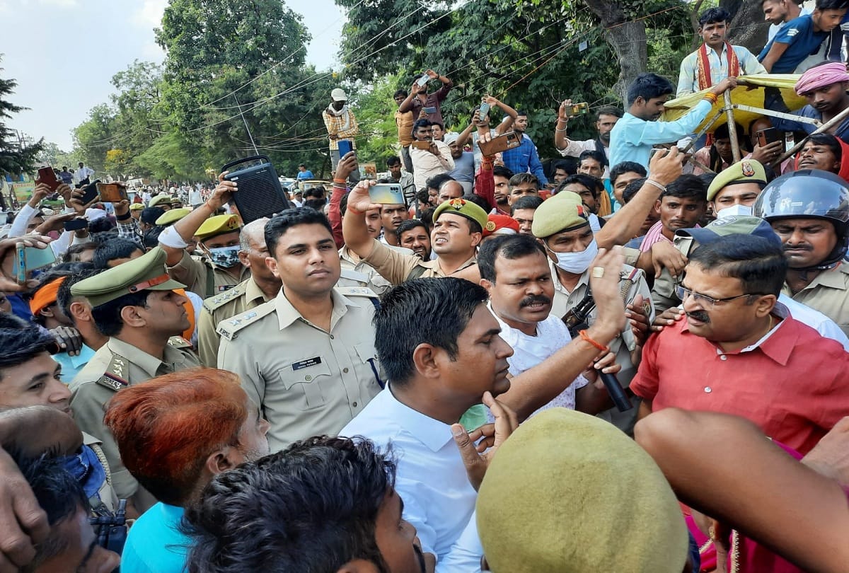 Lalitpur Farmers blocked road due to fertilizer police and PAC being imposed