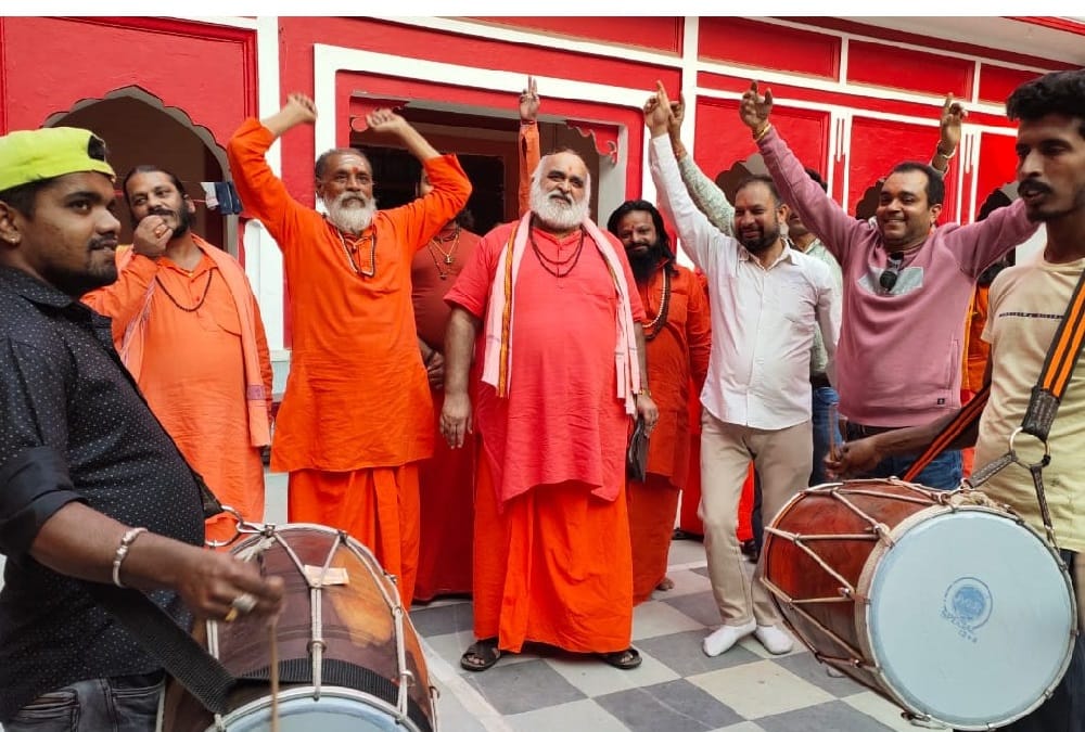 All India Akhara Parishad: Saints Happy and Distribute Sweets for Mahant Ravindrapuri become president