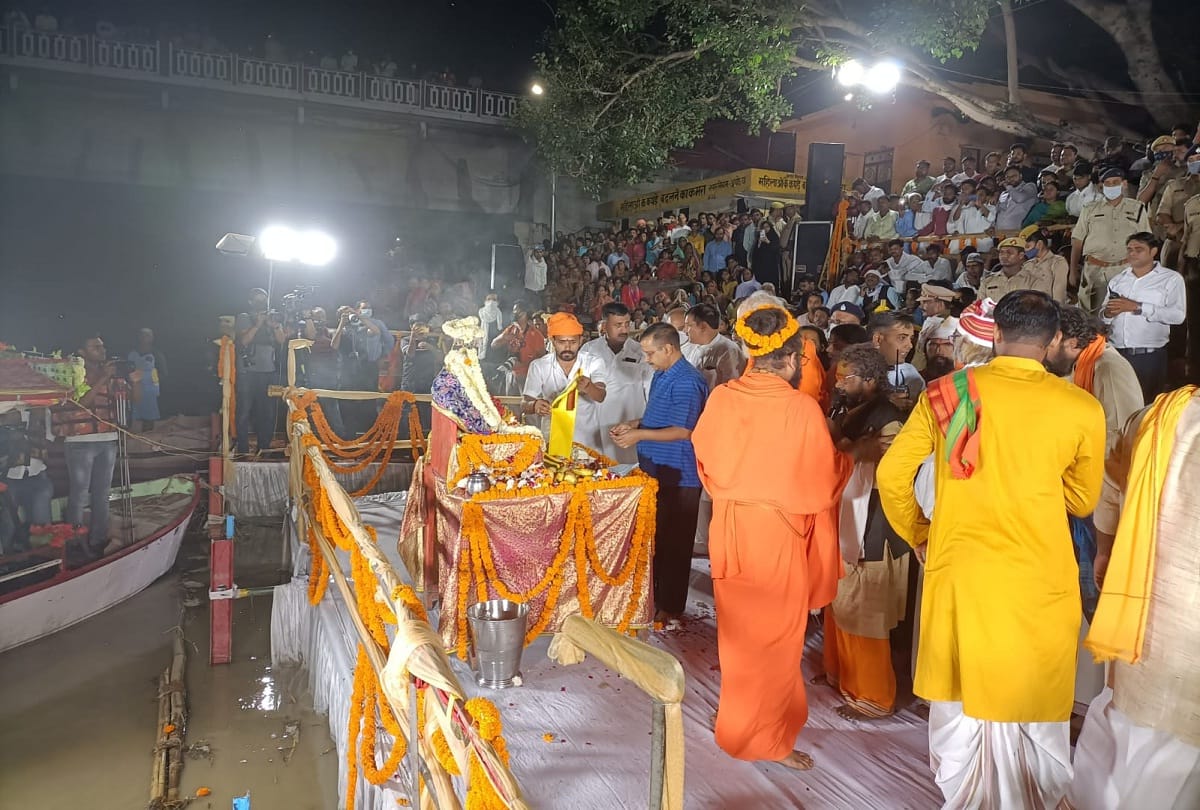 Delhi Chief Minister Arvind Kejriwal reaches ayodhya will perform Saryu Aarti in evening and darshan in morning