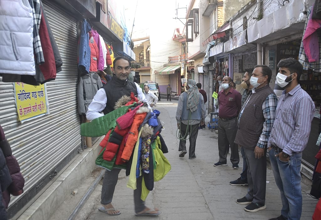 nagar parisad team took action on illegale encrochment in nahan bazar