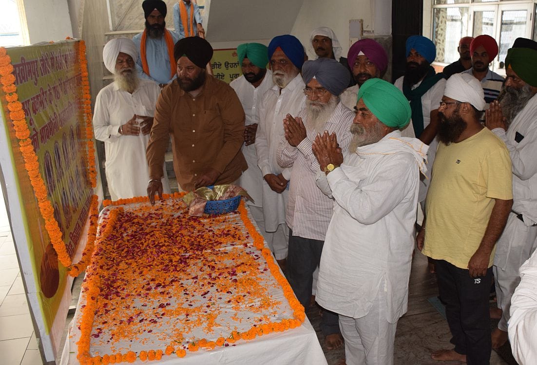 People pray to God.