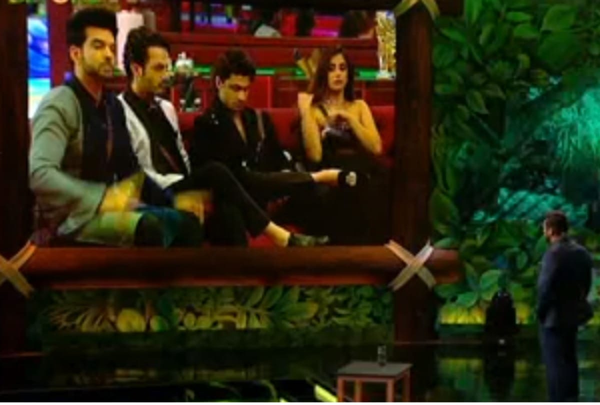 Bigg Boss 15 salman khan called karan kundrra a king makers and said umar riaz and ieshaan sehgaal pawn