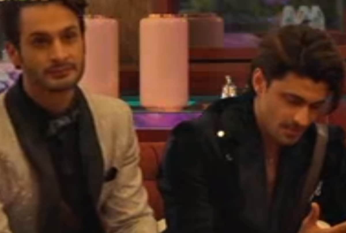 Bigg Boss 15 salman khan called karan kundrra a king makers and said umar riaz and ieshaan sehgaal pawn