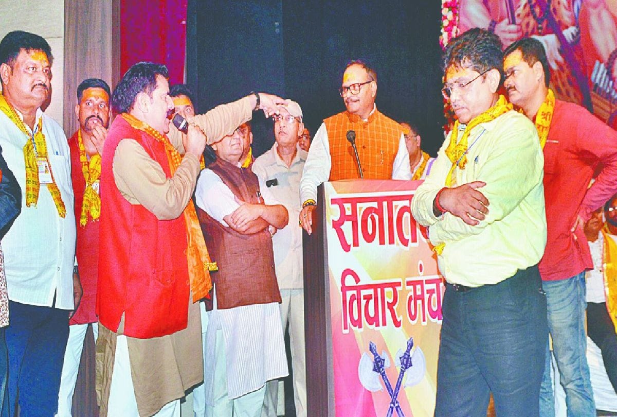 Brahmin community people protest against Law Minister brajesh pathak in agra