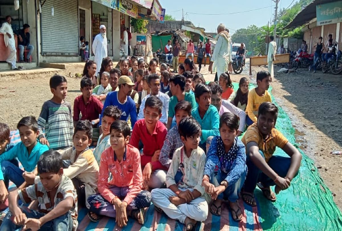 DEWAS:  After the change of government in MP, the road of Harangaon got entangled, the nephews of CM Shivraj did agitation