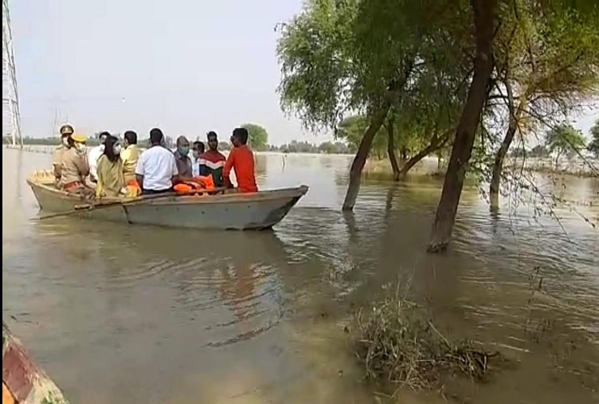 Budaun DM and Aawla MP visits flood affected areas of district