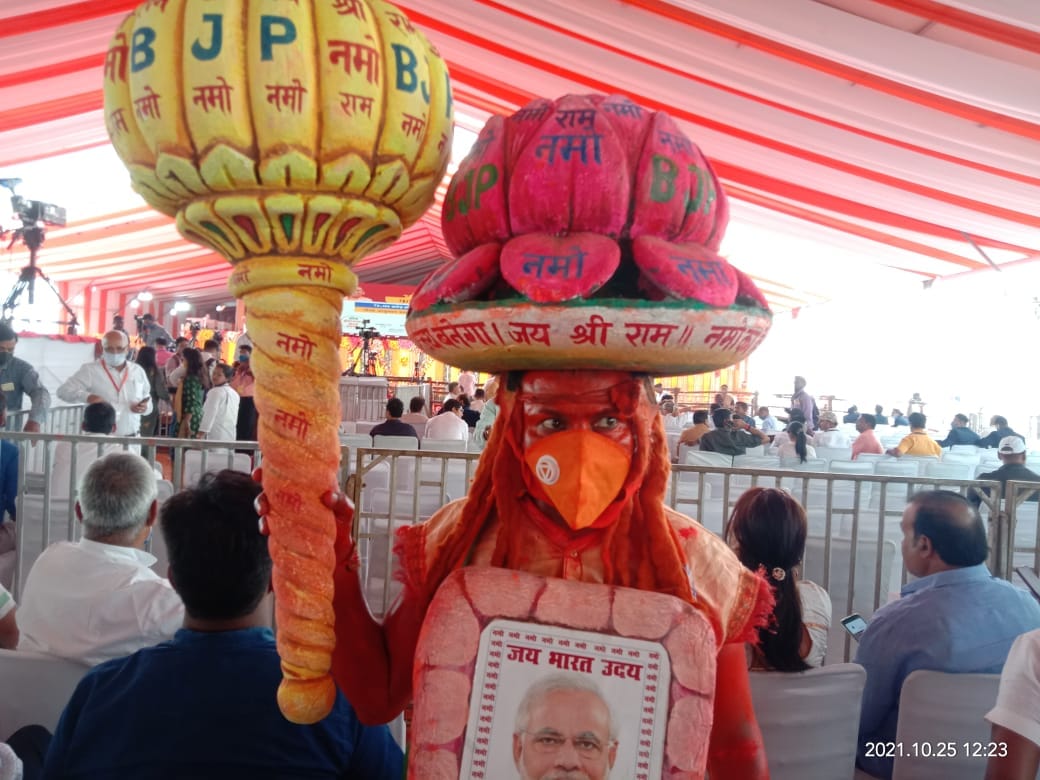 Pm modi in varanasi Crowds gathered to listen narendra modi Hanuman arrived at rally place