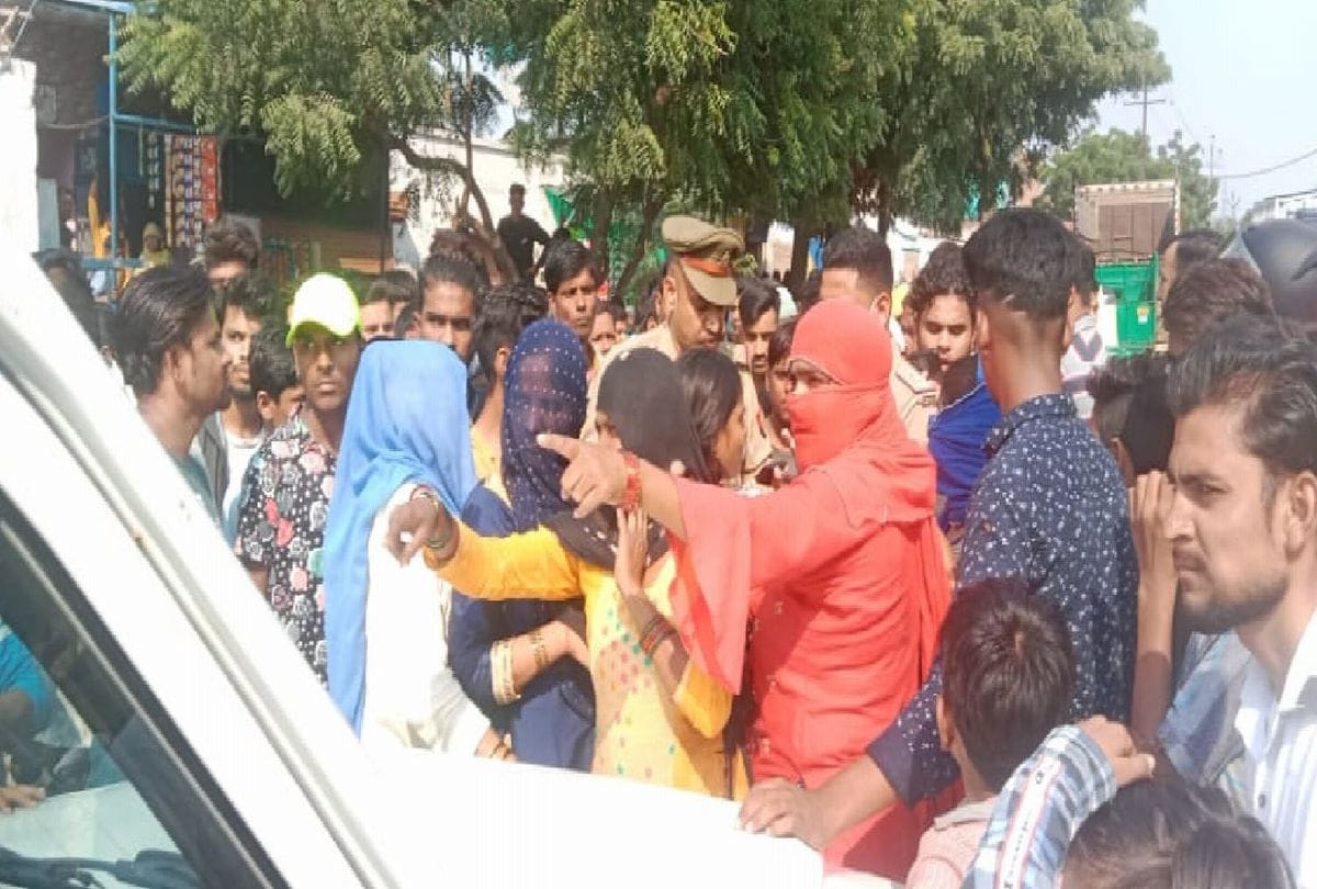 people surrounded the police after arresting accused of satta in agra