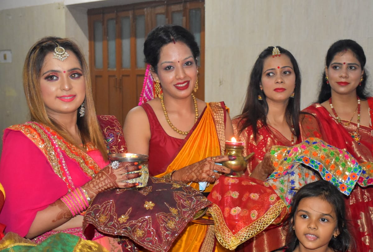 Karwa Chauth 2021 married women celebrated karwa chauth after see moon in Gorakhpur latest photos