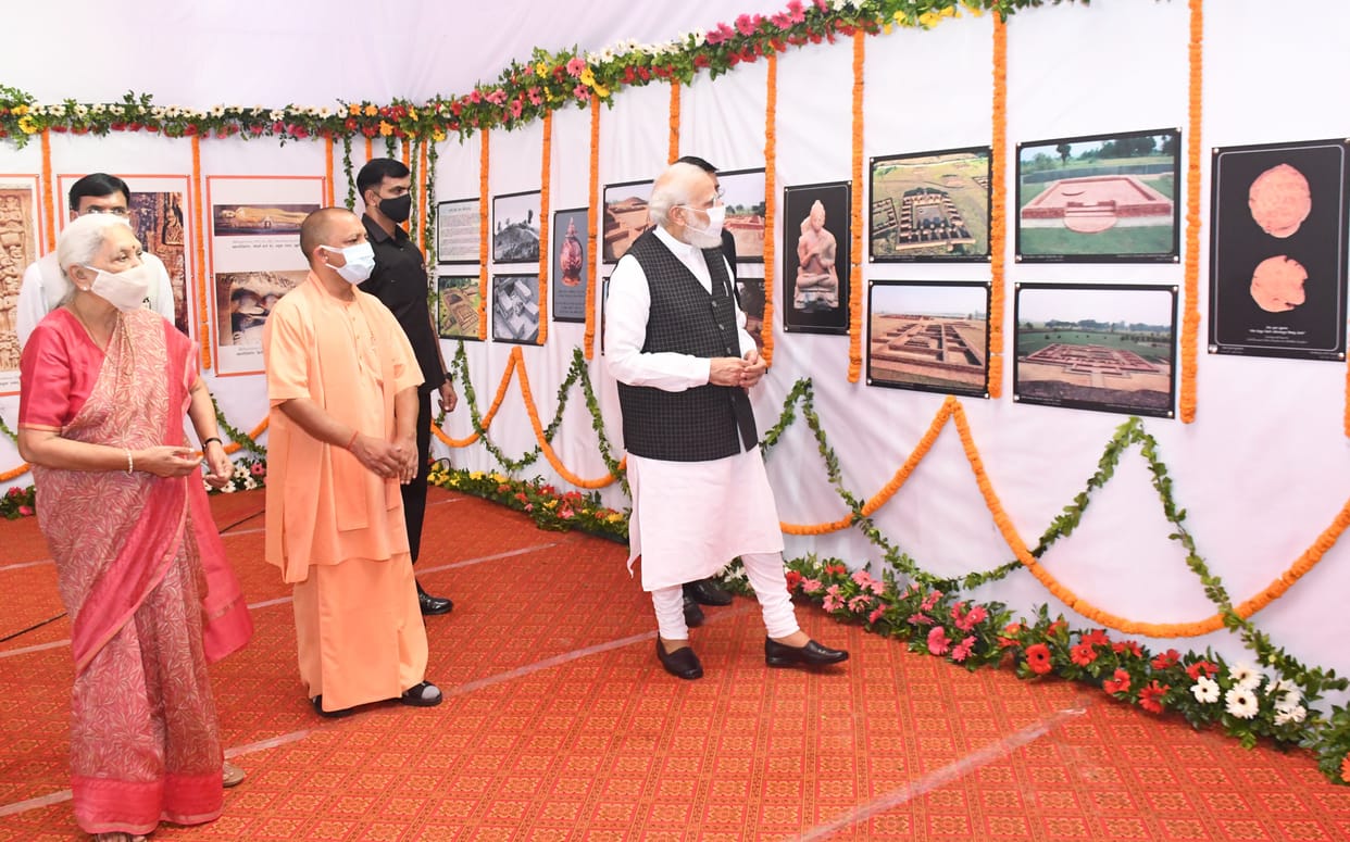 Prime Minister Narendra Modi's eyes on the ashes in the exhibition