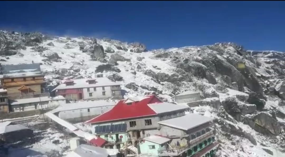 all path of chuddhar hill closed due to snowfall in sirmaur