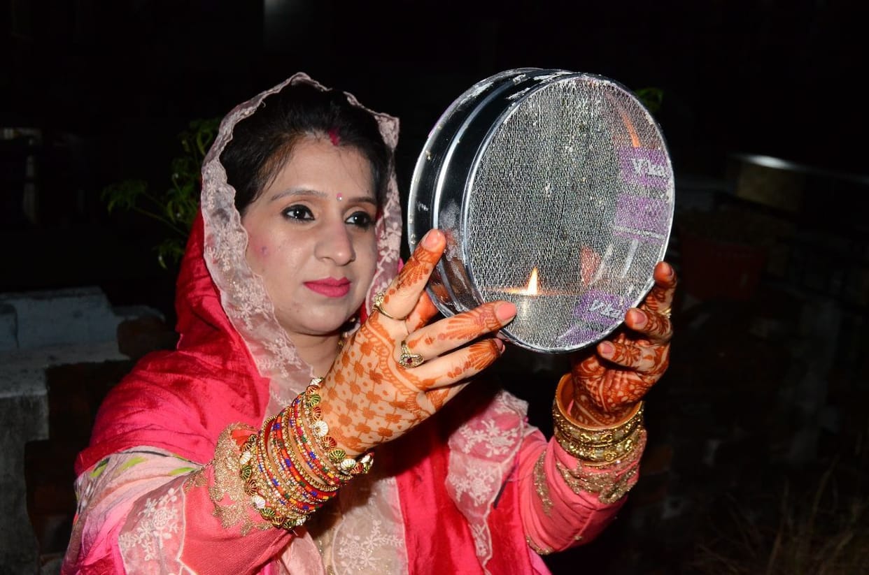 With the wish of unbroken good luck, the married people kept the fast of Karva Chauth