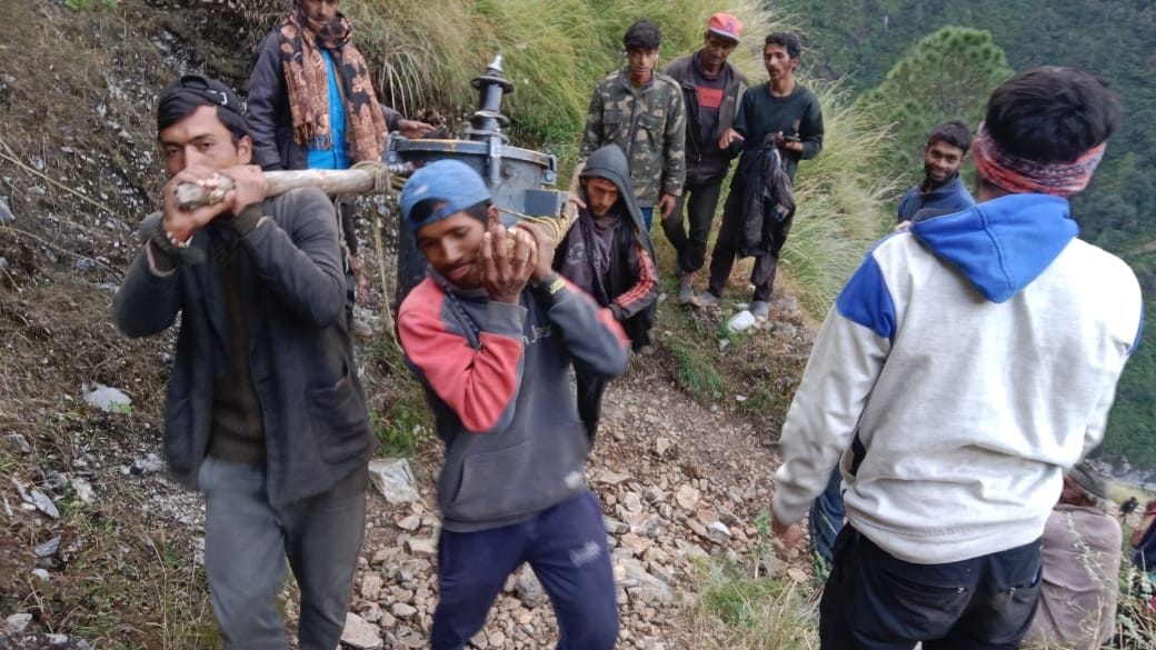 After walking eight km, the transformer reached the village on the shoulder
