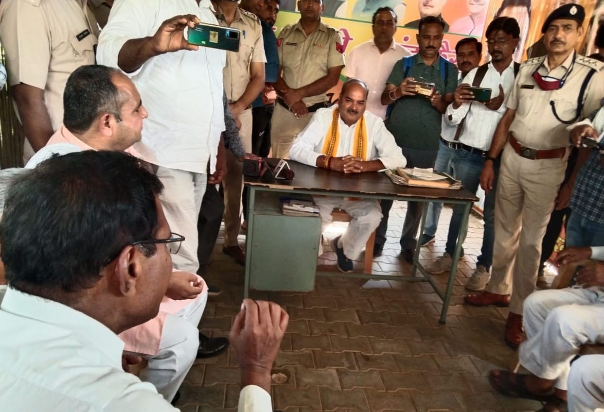 Farmers demonstrated at MLA's residence
