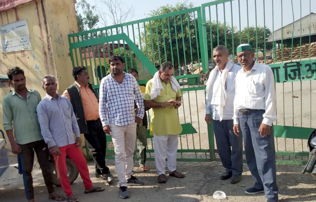 Farmers agitated at the closure of the weighing center at the purchase center, locked the gate of the market