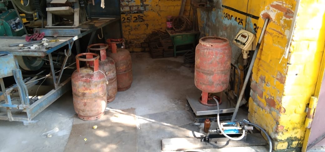 Gas refilling in cement bar shop, raid hit