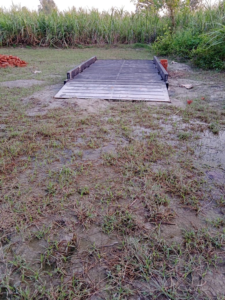 The crushing of Hasanpur and Chandanpur mills did not start due to unseasonal rains.