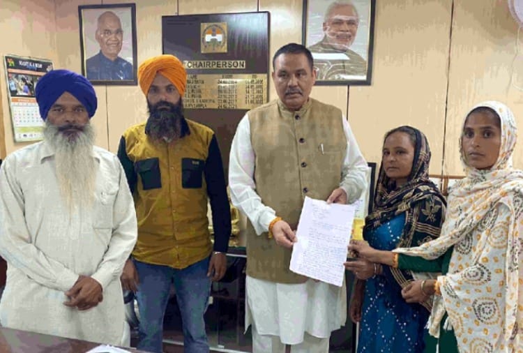 Family of Lakhbir singh met National SC Commission chairman Vijay Sampla