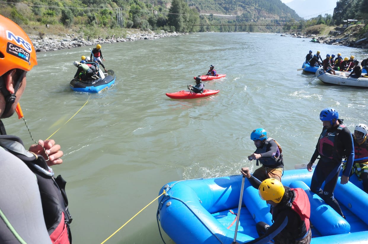 30 youths learning the tricks of river rafting