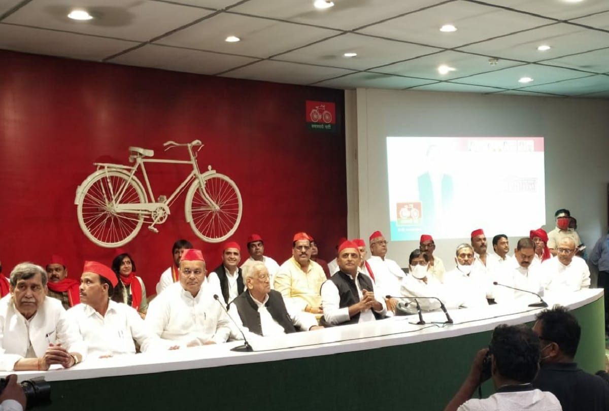 Former ministers Lalji Verma and Ram Achal Rajbhar join SP in Lucknow they were expelled from BSP