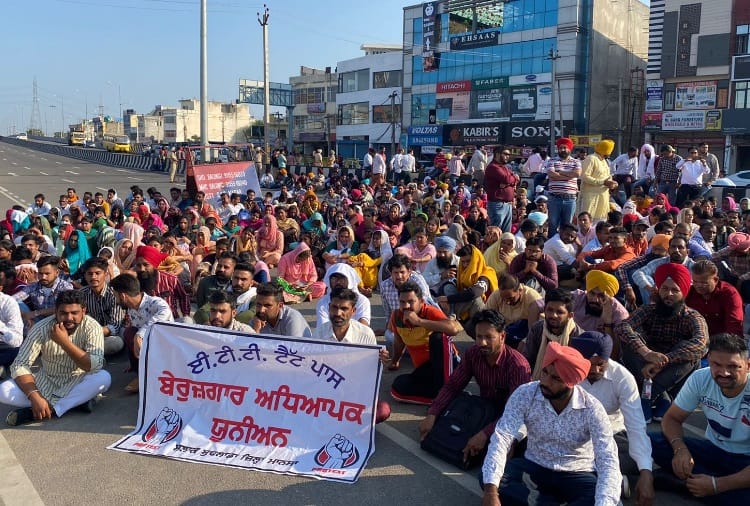 Unemployed ETT Tet pass teachers Blocked Kharar Chandigarh highway in Mohali