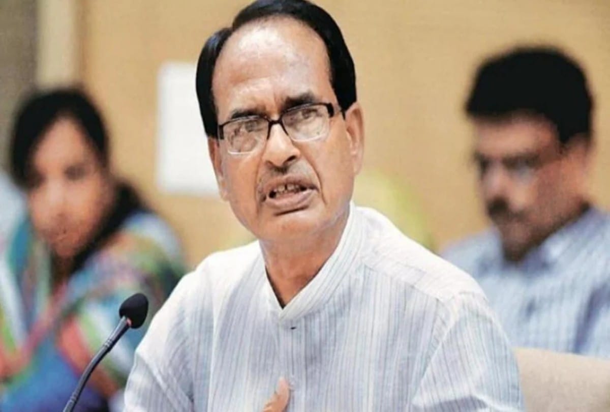 Chief Minister Shivraj took the meeting on the phone in Khandwa by standing on the road of Punasa 