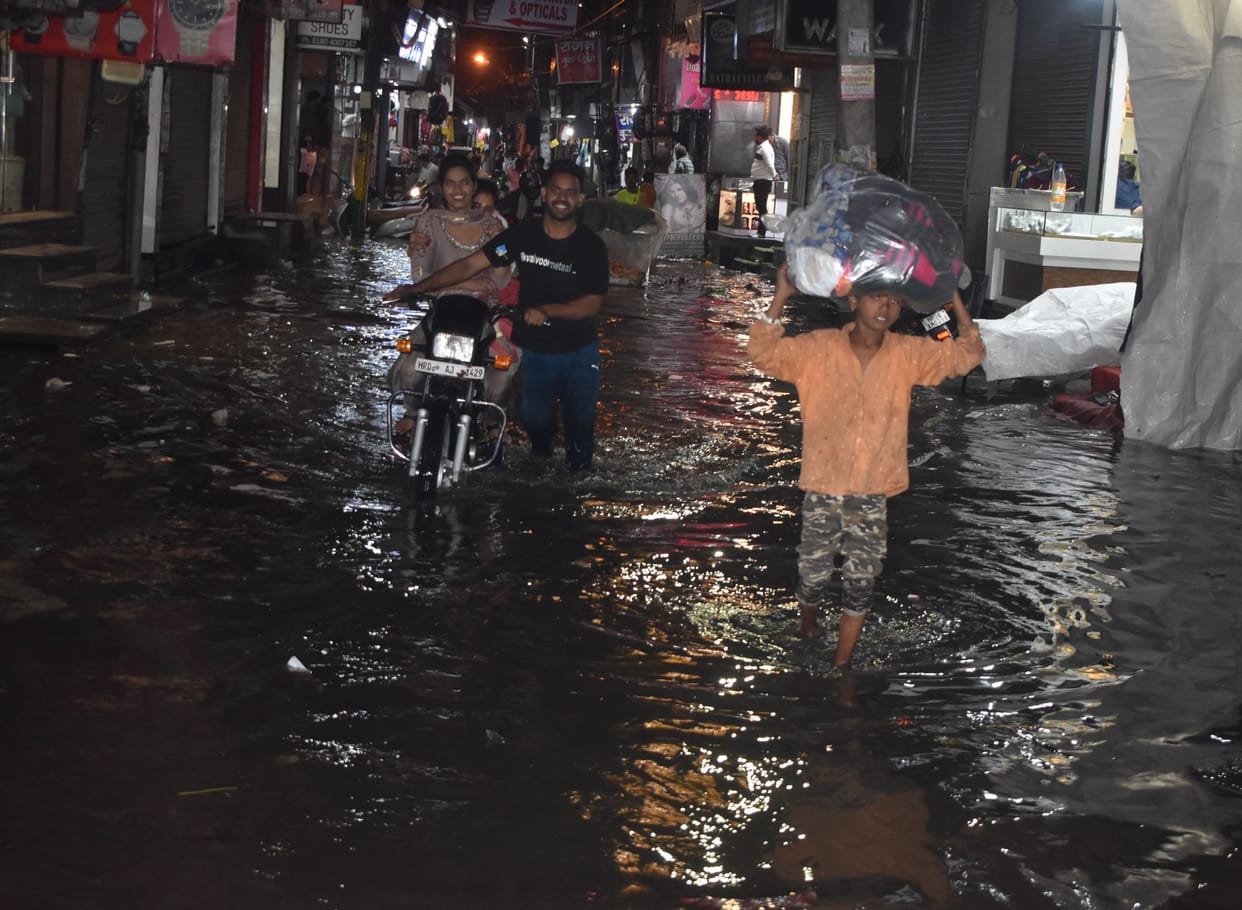 One hour of torrential rain, paddy soaked in mandis