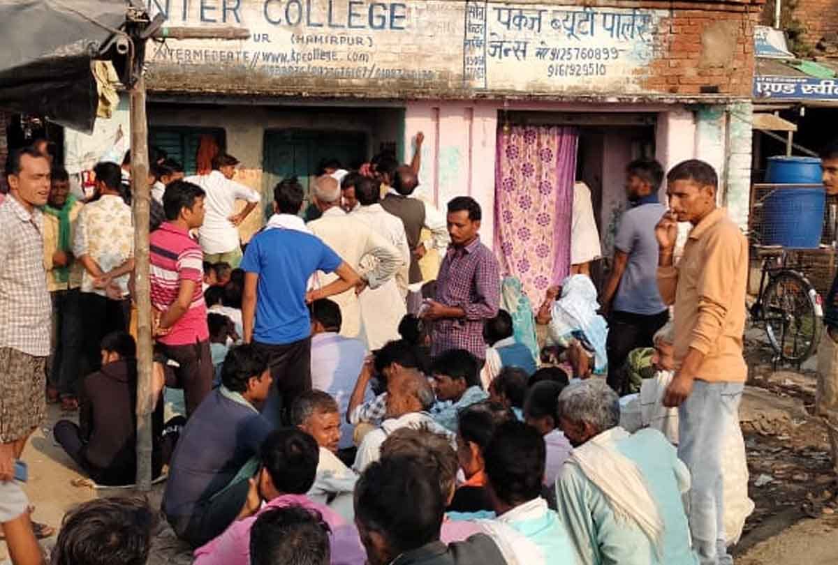 Hamirpur: Fight for fertilizer continues, farmers line up outside committees at five o'clock in the morning