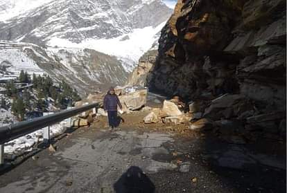 snowfall in himachal 26 tourist stranded in jalori pass after fresh snowfall