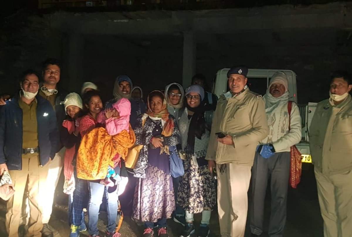 snowfall in himachal 26 tourist stranded in jalori pass after fresh snowfall