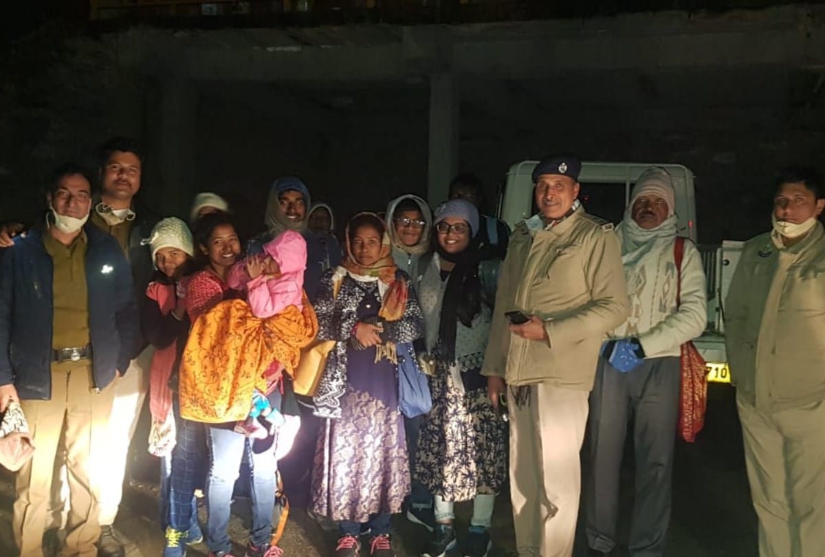 snowfall in himachal 26 tourist stranded in jalori pass after fresh snowfall