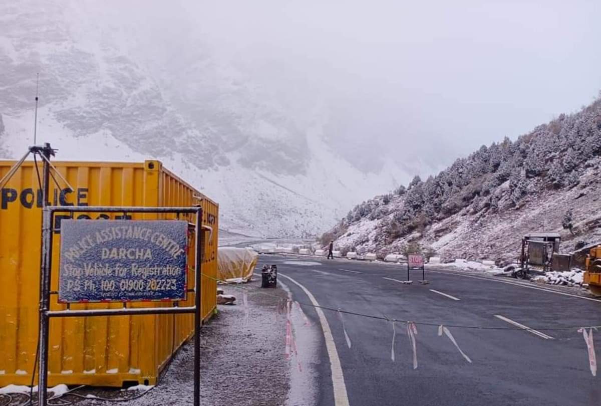 snowfall in himachal 26 tourist stranded in jalori pass after fresh snowfall