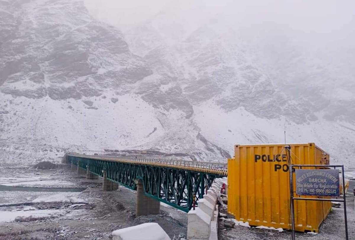 snowfall in himachal 26 tourist stranded in jalori pass after fresh snowfall