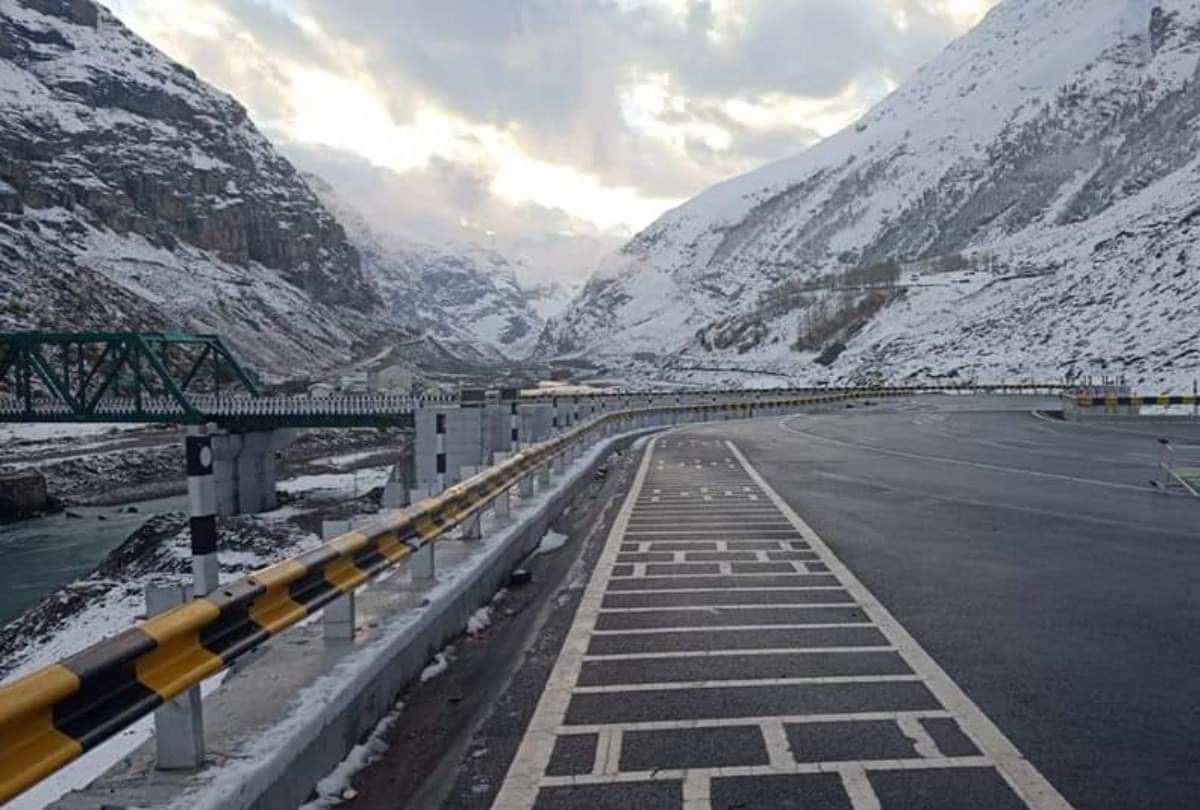 snowfall in himachal 26 tourist stranded in jalori pass after fresh snowfall