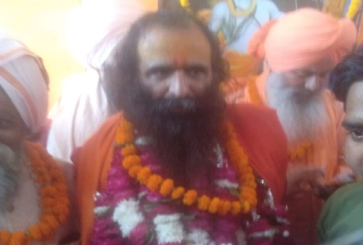 Two presidents handled work in an akhil bharatiya akhara parishad confused politics