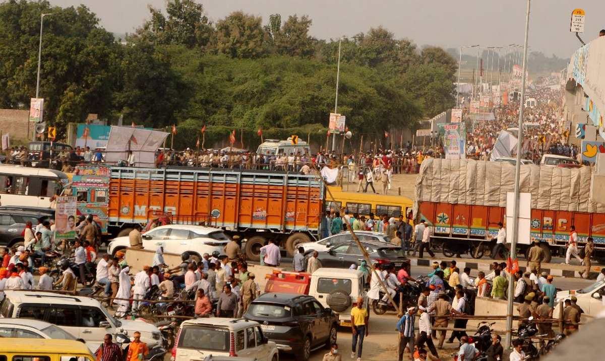 Traffic collapsed as soon as the Prime Minister left Lines of vehicles on both sides of Prayagraj-Varanasi road